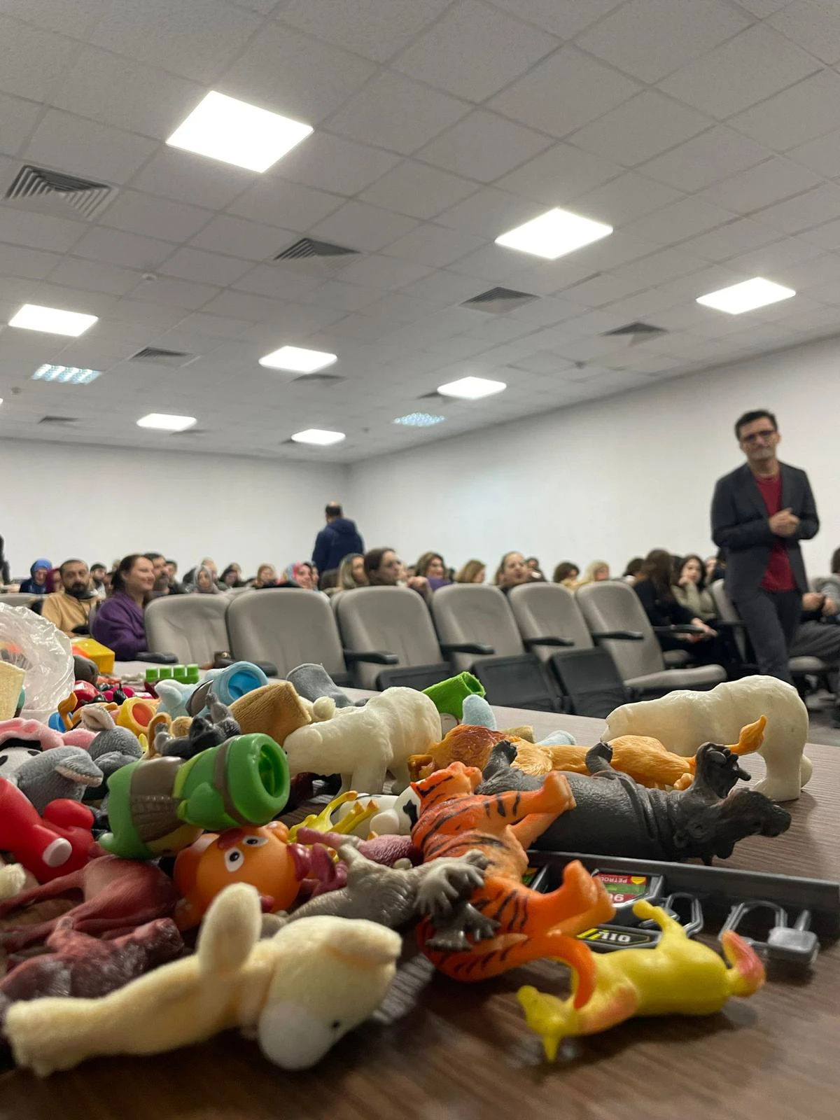 Bölümümüz Klinik Psikoloji Anabilim Dalı Başkanı Dr. Öğretim Üyesi Fatih Mehmet Aslan ; Yalova Valiliği Yalova İl Milli Eğitim Müdürlüğü önderliğinde Yalova ilinde çalışan Rehber Öğretmen ve Psikolojik Danışmanlara 28 Kasım 2024 